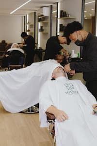 Mitchel Barbershop em null